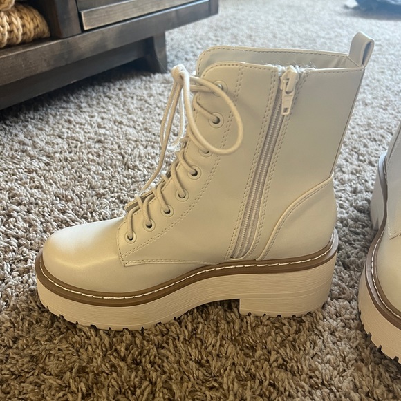 Ivory combat boots - Picture 2 of 2